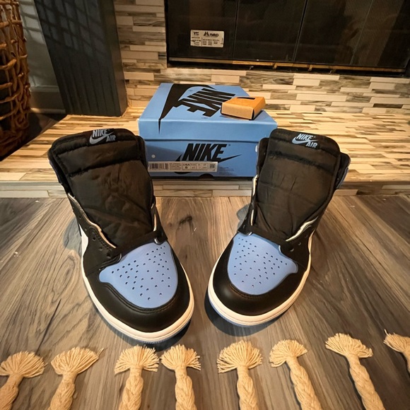 Air Jordan 1 Retro High OG 'UNC Toe - Picture 2 of 5